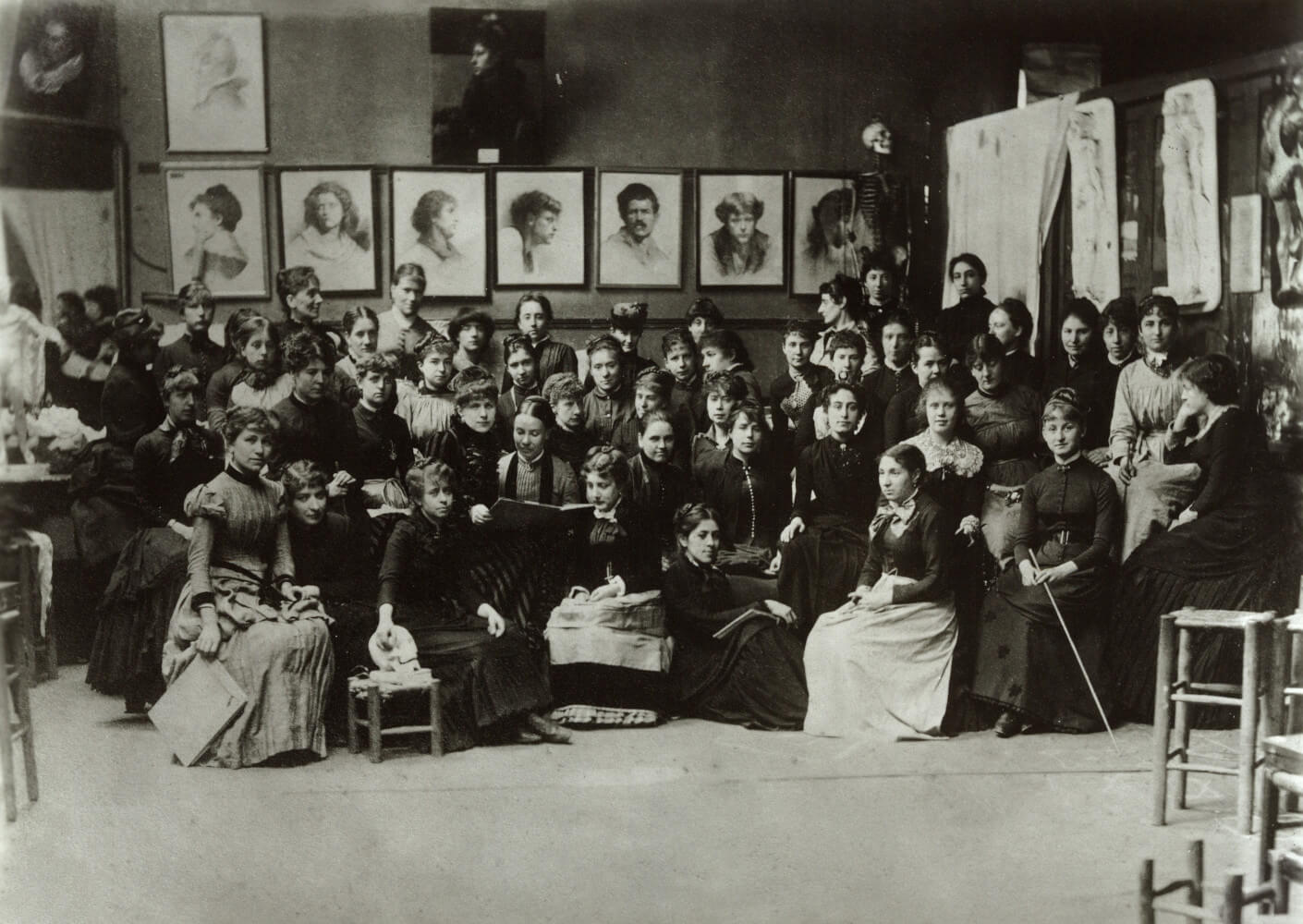 19 世纪末巴黎朱利安学院画室场景（1887 年穆夏在朱利安学院半工半读）